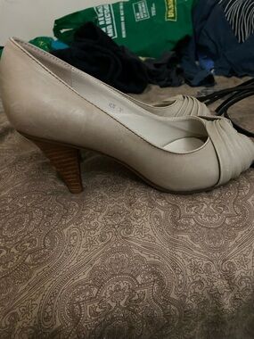 Women's Beige Mid-Heel Peep-Toe Pumps